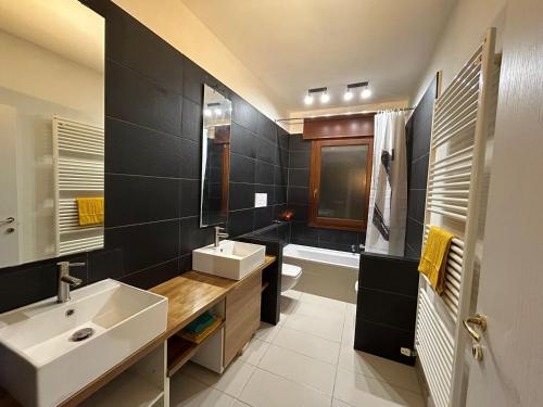基奥贾Clodia Skyline的浴室配有盥洗盆、卫生间和浴缸。