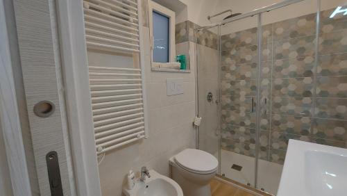 切法卢Marina House的一间带卫生间和水槽的小浴室