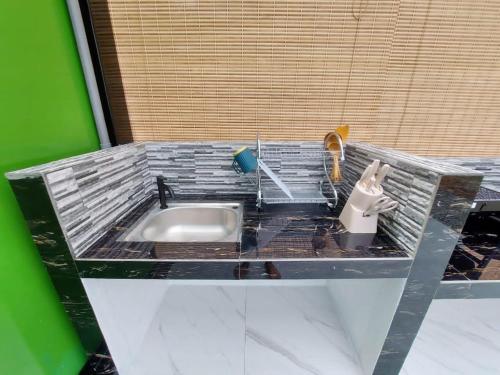 昆达桑SF Homestay的一个带水槽的厨房模型