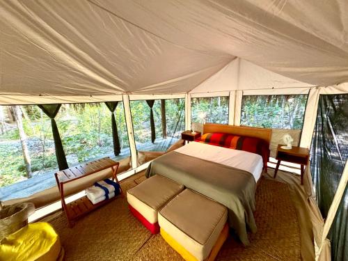 图卢姆Bunga Lotus Glamping - Otoch Nacom的帐篷内一间卧室,配有一张床