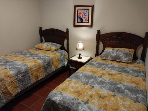 科马亚瓜Casa en Comayagua cerca de Palmerola的两张睡床彼此相邻,位于一个房间里