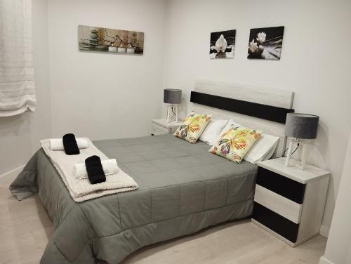 奥伦塞Alojamiento Buenos Aires的一间卧室配有一张带两个枕头的床