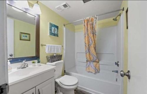 默特尔比奇One Bedroom Ocean View Condo的浴室配有卫生间、盥洗盆和淋浴。