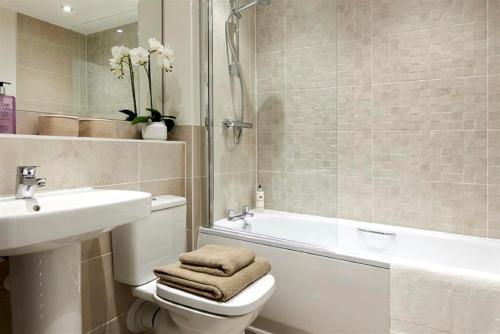 雷丁Elegant Double Room with Ensuite in Central Reading的浴室配有卫生间、盥洗盆和浴缸。