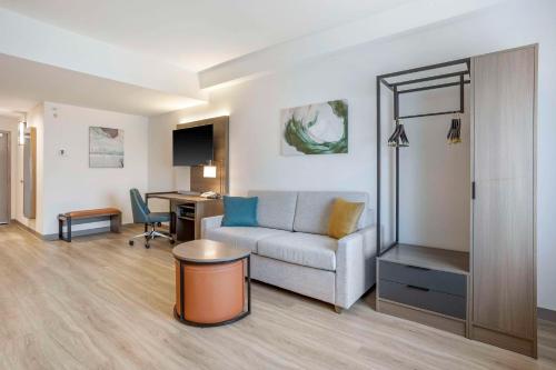 纽瓦克Comfort Inn & Suites Newark Liberty International Airport的带沙发和书桌的客厅