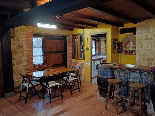 ArgomillaEl Espesedo de Cabárceno的配有桌椅和酒桶的房间