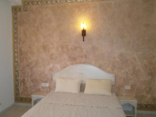 泰塔温Tataouineranch的卧室配有一张墙壁上灯床。