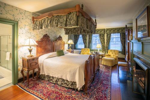 Mount JoyCameron Estate Inn的一间卧室,卧室内配有一张大床
