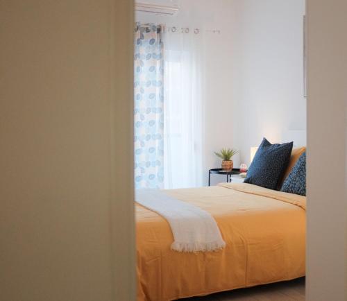 阿尔马达Just4u Apartment的一间卧室设有黄色的床和窗户。