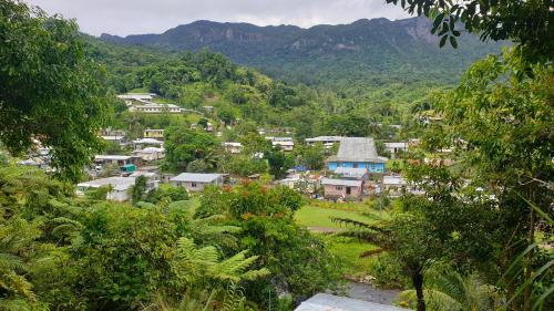 LevukaNew Mavida Lodge的山谷中的小村庄,以群山为背景