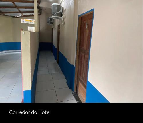 CaissaraHotel Divino的医院走廊,有门在房间