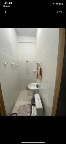 CaissaraHotel Divino的白色的浴室设有水槽和卫生间。