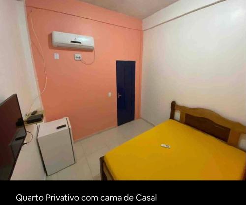 CaissaraHotel Divino的一间卧室配有一张床,另一间配有空调。