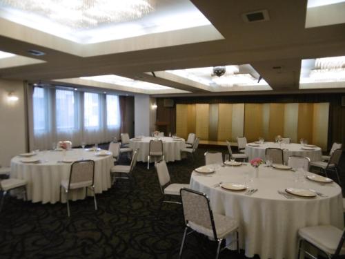二本松Urban Hotel Nihonmatsu - Vacation STAY 78328v的宴会厅配有白色的桌椅