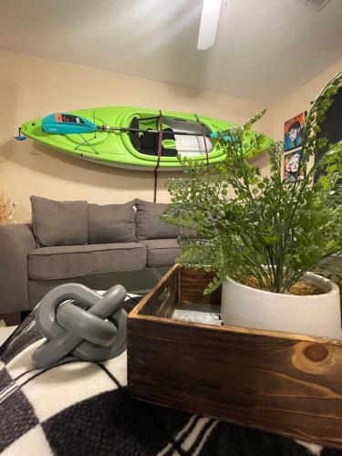 门罗Bayou and Beyond: The perfect stay的客厅配有沙发和壁挂式皮划艇
