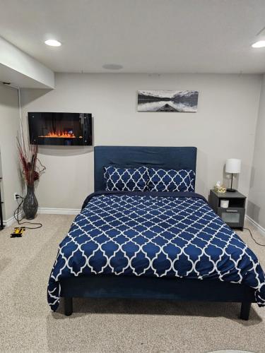 伦敦Amazing cozy fully private studio的一间卧室配有蓝色的床和壁炉