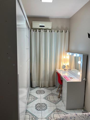 圣加布里埃尔Quarto em casa familiar的浴室设有书桌和带镜子的淋浴