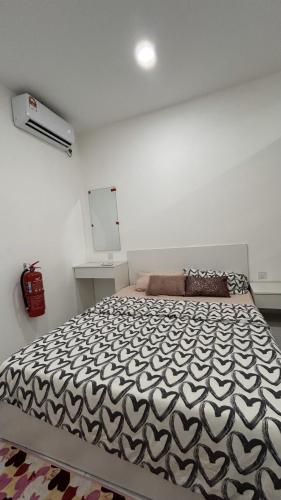 Kampung Bota KiriSohoMimi Seri Iskandar的一间卧室配有一张带黑白色棉被的床