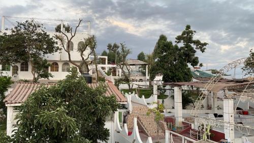 伊察Casa de Campo - Fundo Raquel的一群有屋顶和树木的房屋