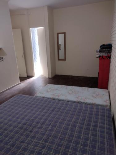 贝洛奥里藏特Hostel Aruanda的一个空房间,有床和窗户