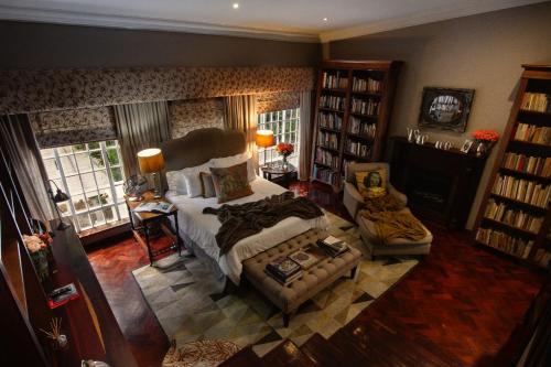约翰内斯堡The Great Gatsby Houghton的一间卧室配有一张床、一张沙发和一把椅子