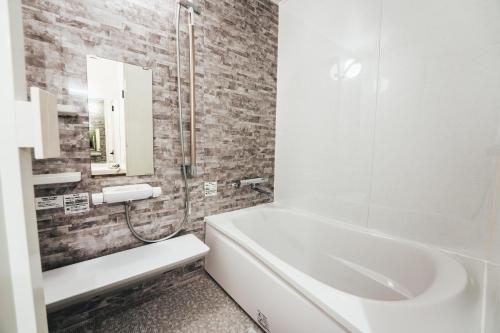 佐贺市TAPSTAY HOTEL - Vacation STAY 35227v的浴室配有白色浴缸和水槽