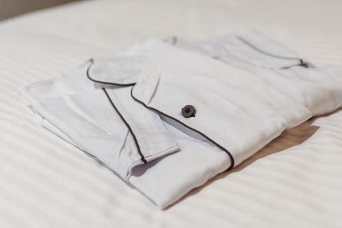 佐贺市TAPSTAY HOTEL - Vacation STAY 35238v的床上的白色衬衫