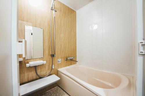 佐贺市TAPSTAY HOTEL - Vacation STAY 35232v的带浴缸和盥洗盆的浴室