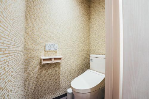 佐贺市TAPSTAY HOTEL - Vacation STAY 35203v的一间带卫生间和瓷砖墙的小浴室