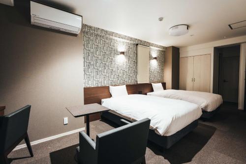 佐贺市TAPSTAY HOTEL - Vacation STAY 35203v的一间酒店客房,设有两张床和电视
