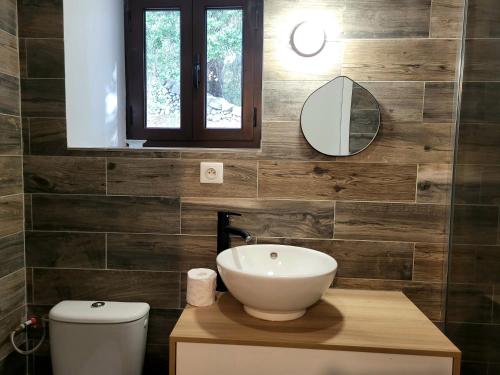 Grosseto-PrugnaL anghjuledda 2的一间带水槽、卫生间和镜子的浴室