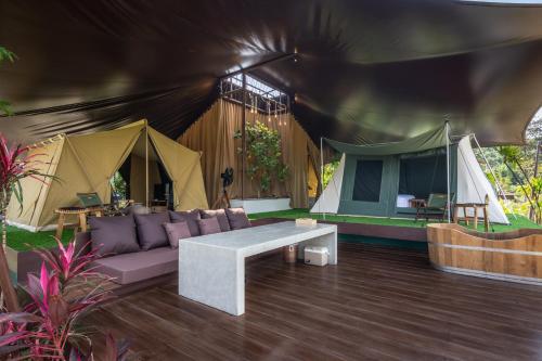 清迈CAMP CAYLA - STELLAR的带沙发和帐篷的客厅
