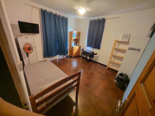 圣丹尼斯LocaTriolet2的小房间设有床和电视