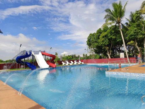 Pili伊丽莎白酒店 - 纳加的一个带水滑梯的大型游泳池