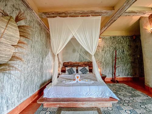 TampaksiringBali Inang Jungle View的一间卧室配有一张带天蓬的床