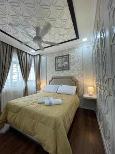 普特拉贾亚VVIP LUXURIOUS HOMESTAY PUTRAJAYA FREE WIFI AND PARKING的一间卧室设有一张带格子天花板的大床