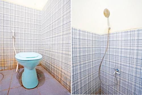 Tambak-kidulOYO 91583 D’cost Green Syariah的浴室配有蓝色卫生间和淋浴。