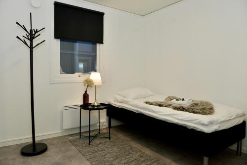 基律纳Frost Longstay Lombiavägen的白色的卧室设有床和窗户