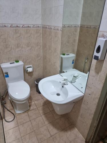 Sayḩ adh DhabiMarhabaa hotel的浴室配有白色卫生间和盥洗盆。