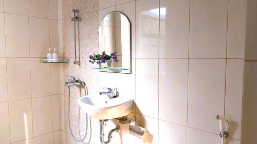 日惹Surokarsan 9 House Yogyakarta的白色的浴室设有水槽和镜子