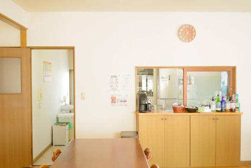 弟子屈町TESHIKAGA HOSTEL MISATO的厨房配有木桌和柜台。