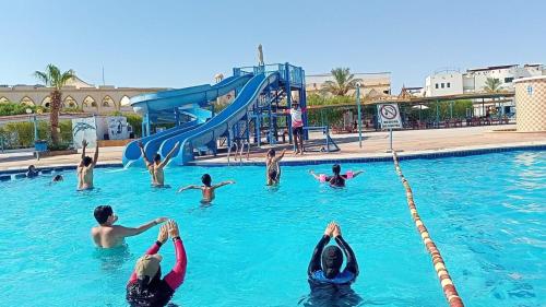 沙姆沙伊赫Sharm Cliff Hotel的一群人在游泳池的水中
