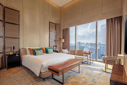 新加坡Sofitel Singapore City Centre的一间卧室设有一张大床和一个大窗户