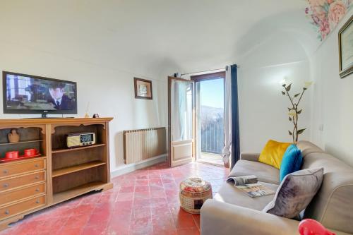 多利亚尼Dogliani Borgo Castello - Happy Rentals的带沙发和电视的客厅