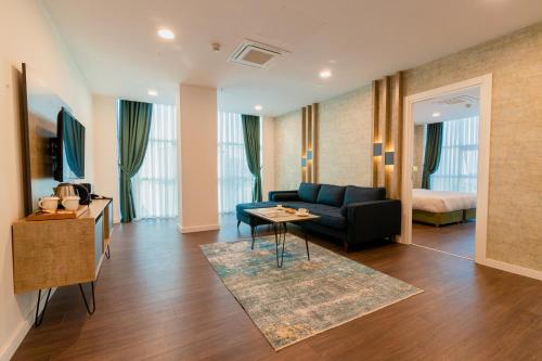 特拉布宗Sabırlar City Suites Hotel的客厅配有沙发和桌子