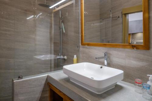 帕皮提Grand Large - cosy studio的浴室配有白色水槽和淋浴。