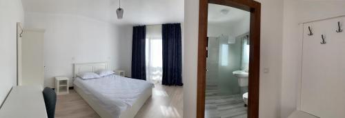 博尔沙Hotel Dia Lin的白色的客房设有床和浴室。