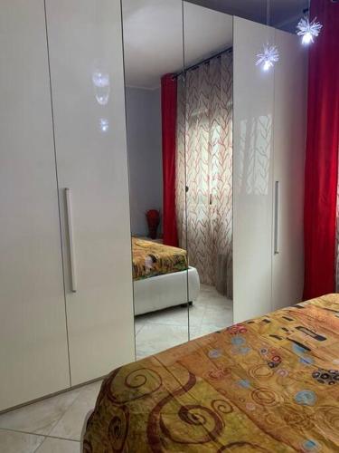 坎波巴索Appartamento a Campobasso的一间卧室配有两张床和镜子