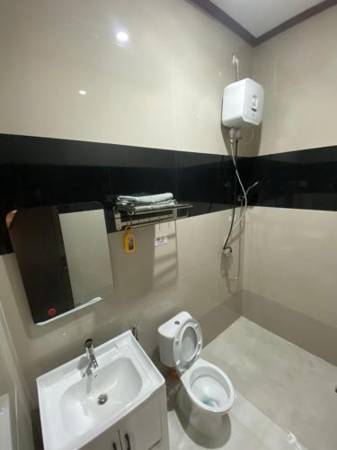 巴厘巴板EMWEKA Residence Balikpapan的浴室配有白色卫生间和盥洗盆。