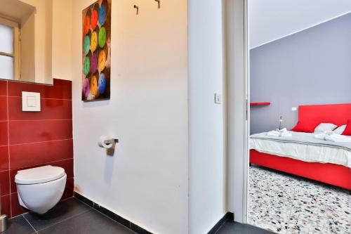 那不勒斯Da Francesco的一间带卫生间的浴室和一张位于客房内的床。